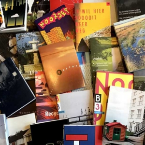 tijdschriften, boeken, folders en kaarten